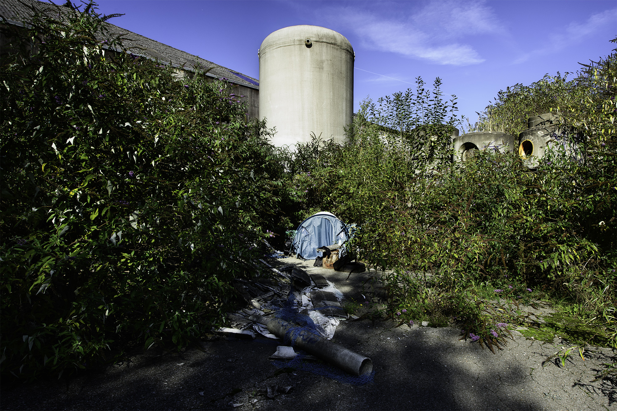 For 5 years, a demarcated area of 1 kilometre on either side of the Brussels Ring Road was my working area. With the aim of to gaining insight into this zone through the landscape that spreads across the 3 regions. © Bram Penninckx